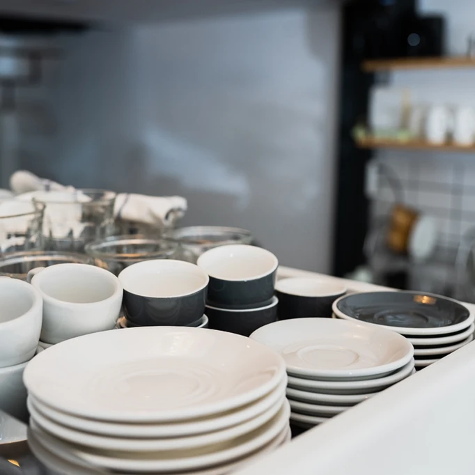 Zmywarka w małym lokalu gastronomicznym – wygoda czy konieczność?